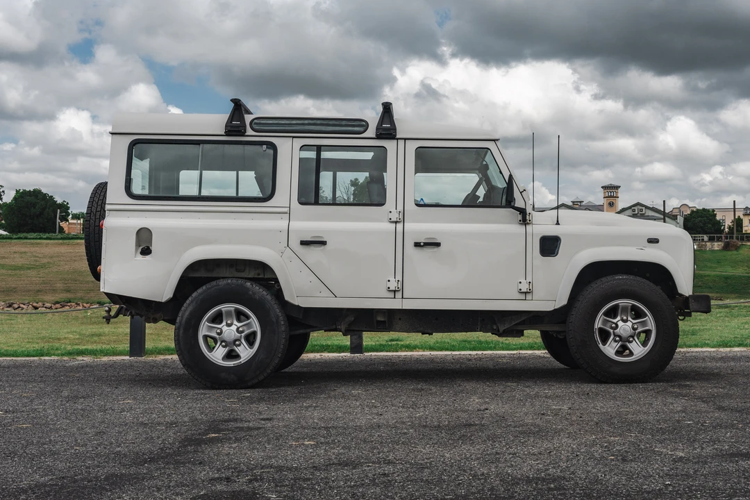 2010 Land Rover Defender 110 - Image 17 of 31