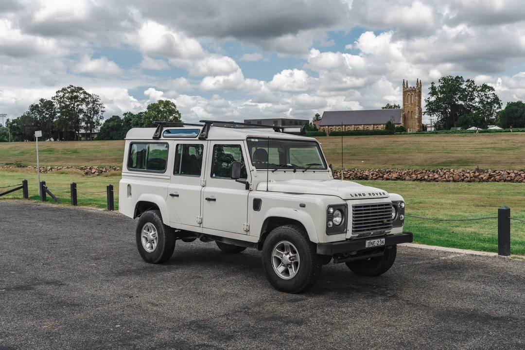 2010 Land Rover Defender 110 - Image 9 of 31