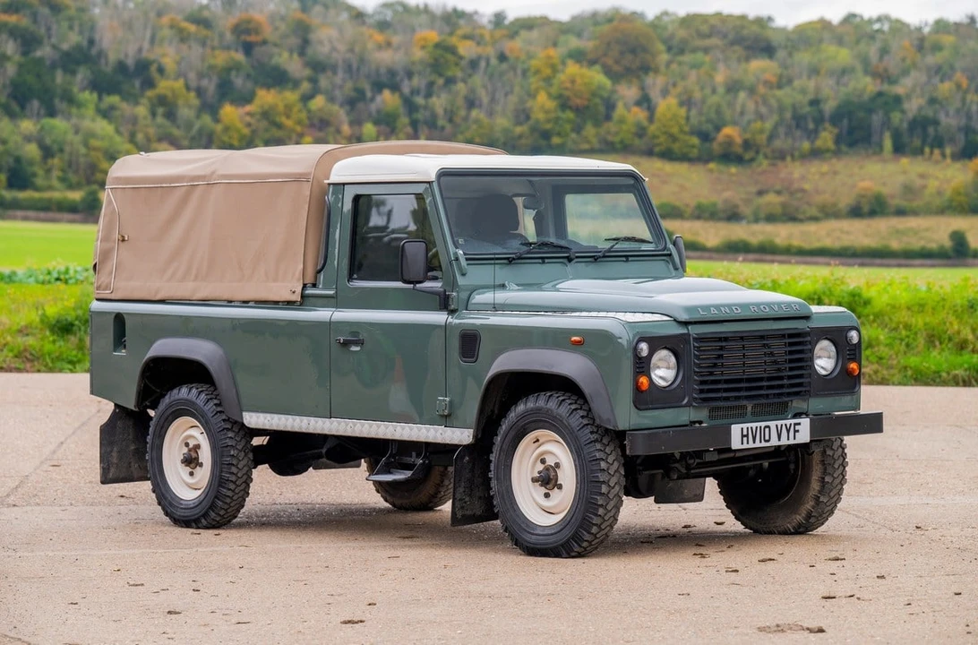 2010 Land Rover Defender 110 - Image 8 of 30