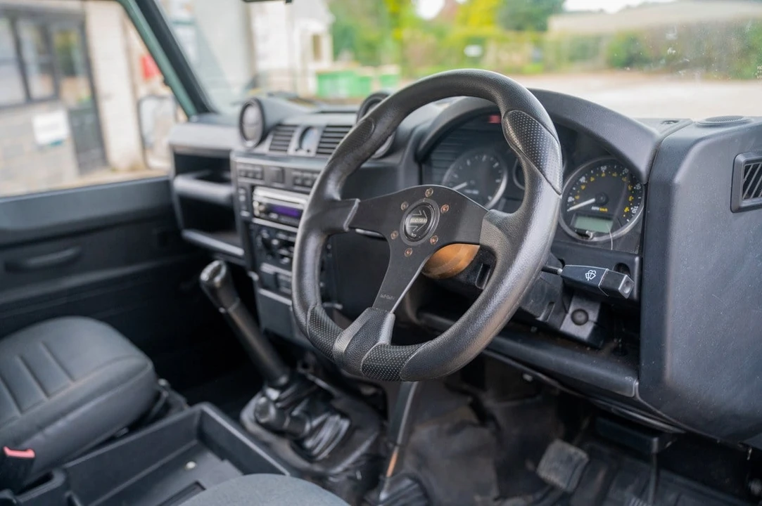 2010 Land Rover Defender 110 - Image 23 of 30