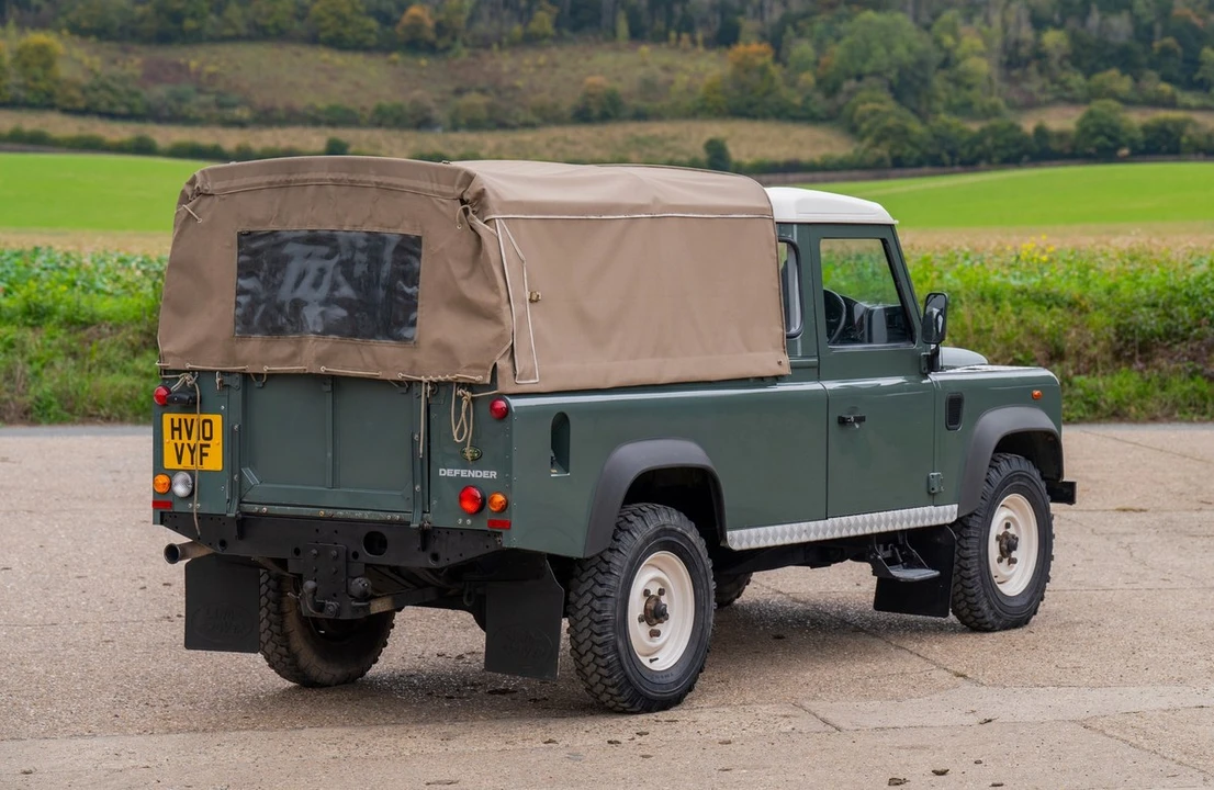 2010 Land Rover Defender 110 - Image 15 of 30
