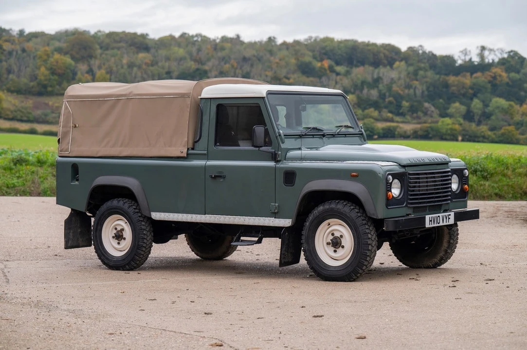 2010 Land Rover Defender 110 - Image 11 of 30