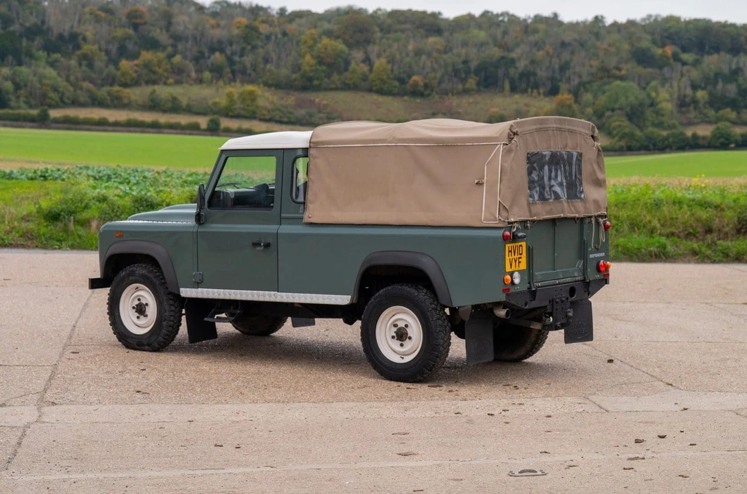 2010 Land Rover Defender 110 - Image 12 of 30