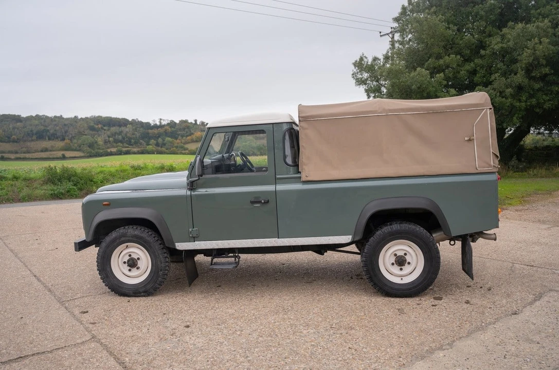 2010 Land Rover Defender 110 - Image 7 of 30