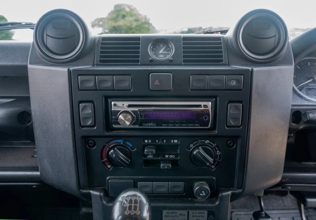 2010 Land Rover Defender 110 - Image 29 of 30