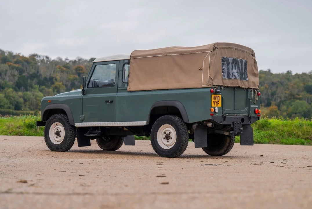 2010 Land Rover Defender 110 - Image 13 of 30