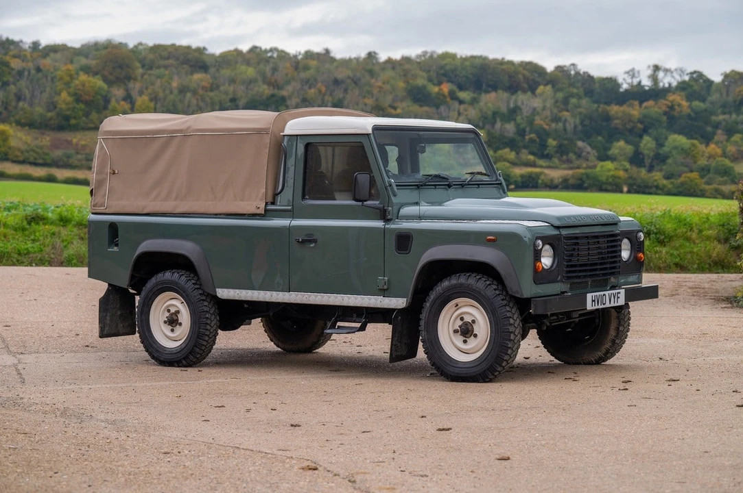 2010 Land Rover Defender 110 - Image 10 of 30