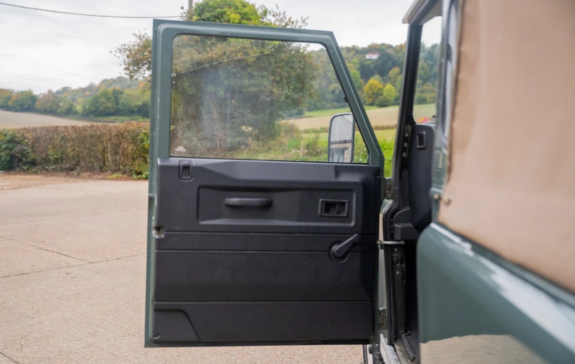 2010 Land Rover Defender 110 - Image 22 of 30