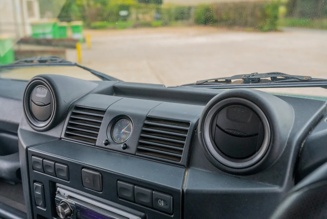 2010 Land Rover Defender 110 - Image 27 of 30