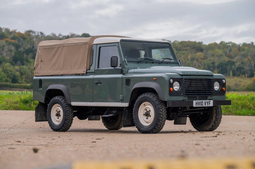 2010 Land Rover Defender 110 - Image 9 of 30