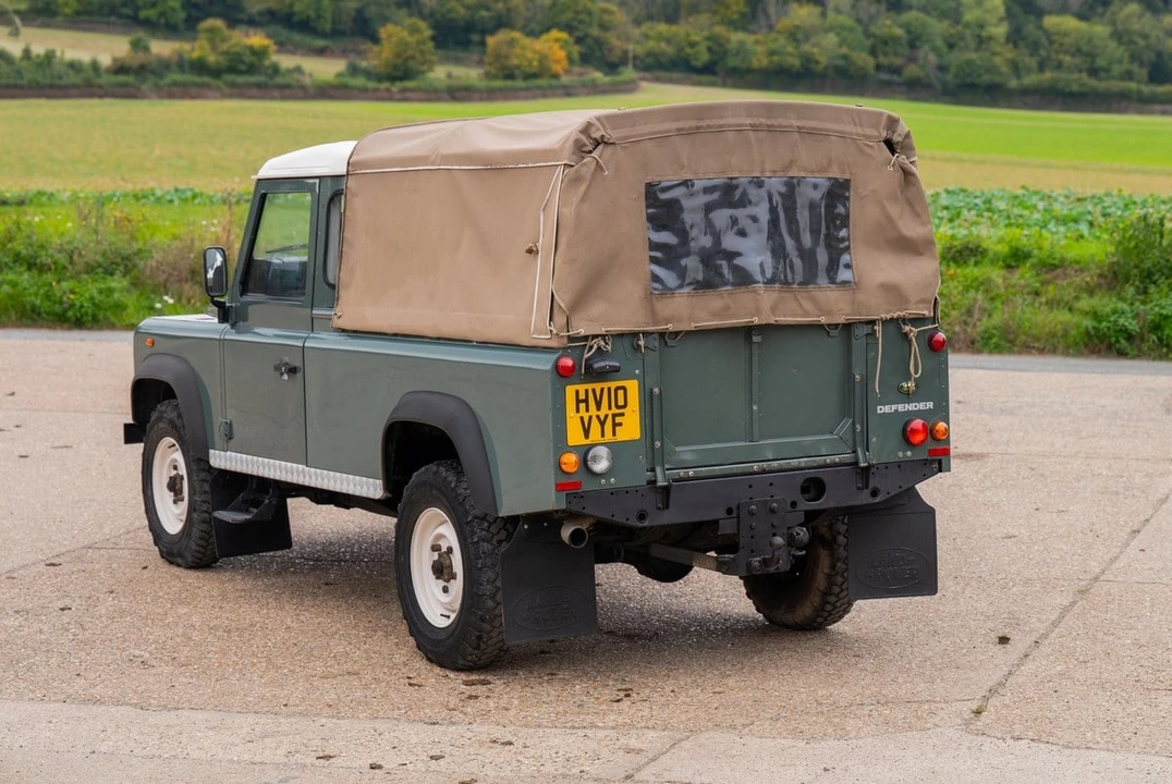 2010 Land Rover Defender 110 - Image 14 of 30