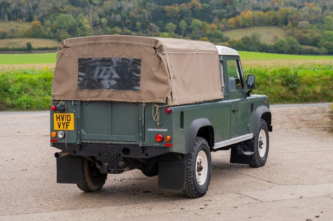 2010 Land Rover Defender 110 - Image 17 of 30