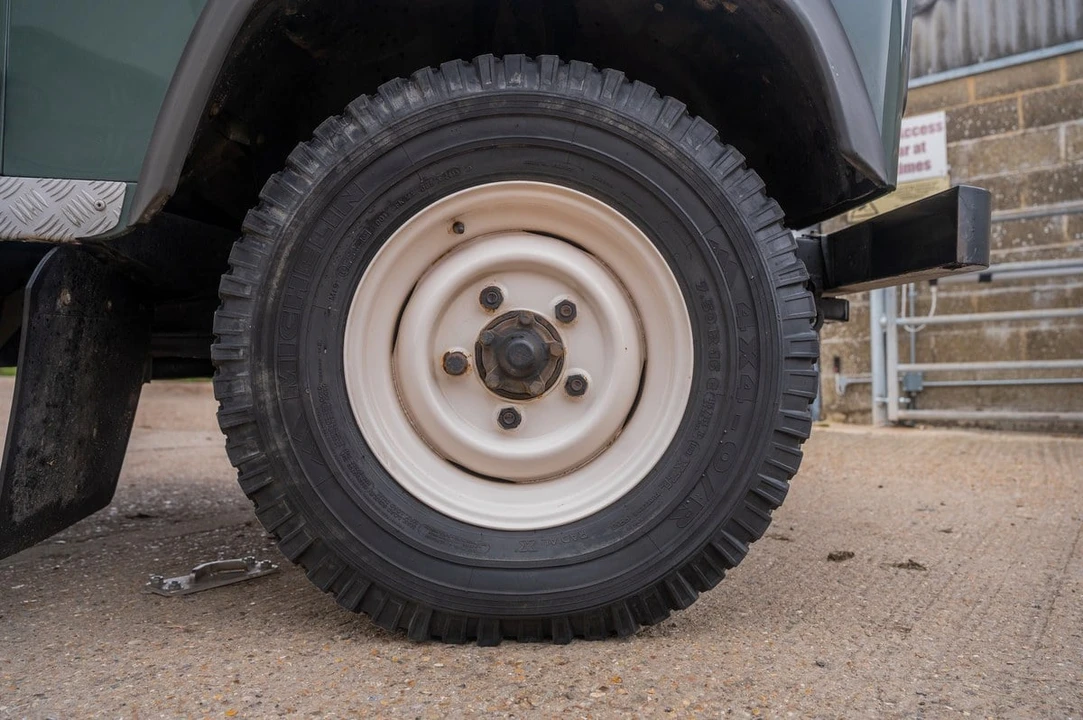 2010 Land Rover Defender 110 - Image 19 of 30