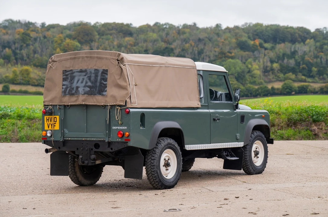 2010 Land Rover Defender 110 - Image 16 of 30