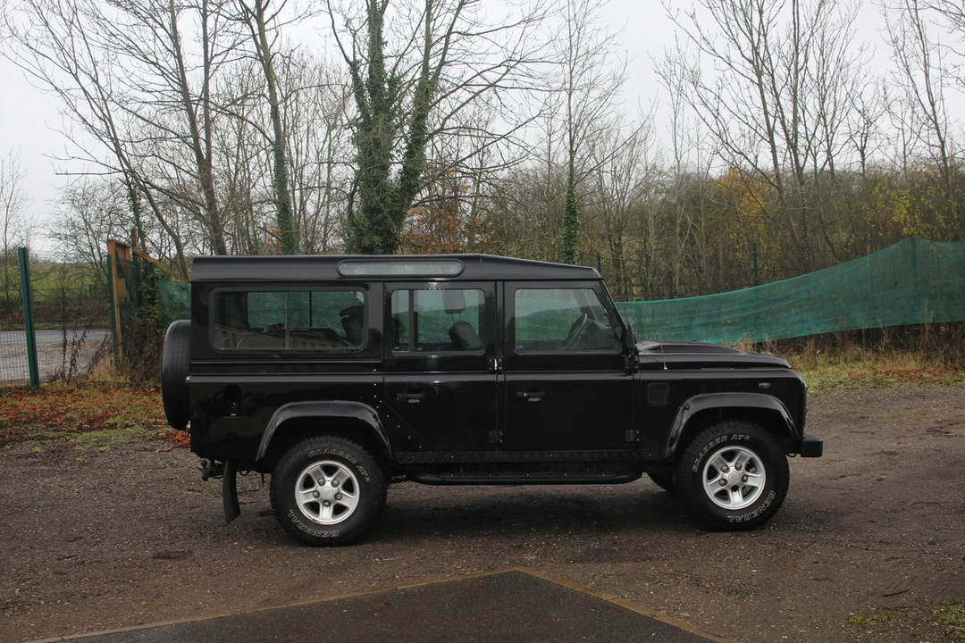 2010 Land Rover Defender 110 - Image 14 of 30