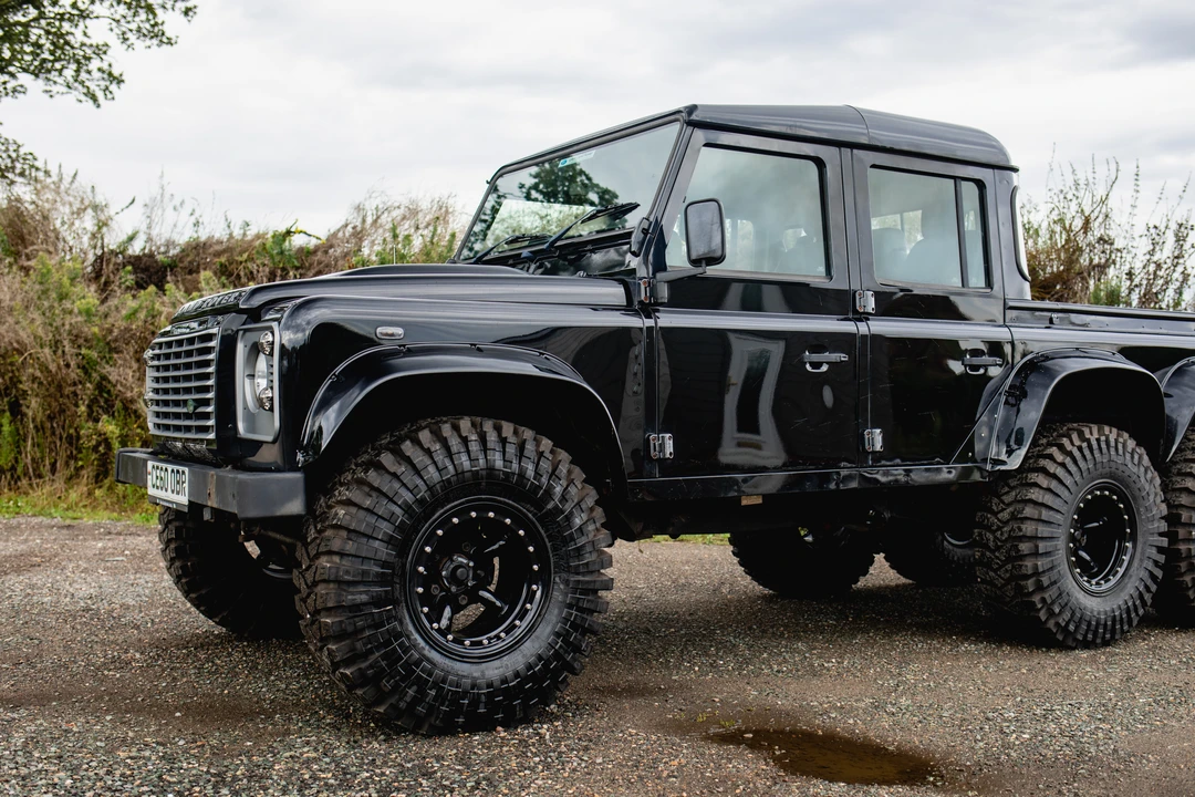2010 Land Rover Defender 110 - Image 12 of 31