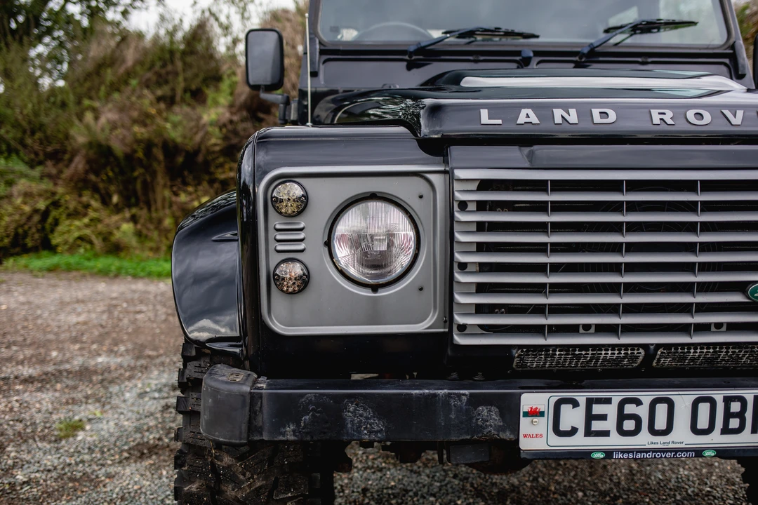 2010 Land Rover Defender 110 - Image 14 of 31
