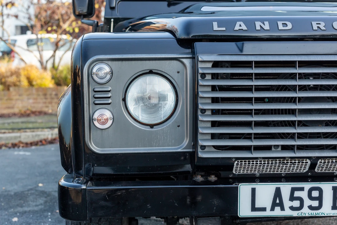 2010 Land Rover Defender 110 - Image 16 of 31