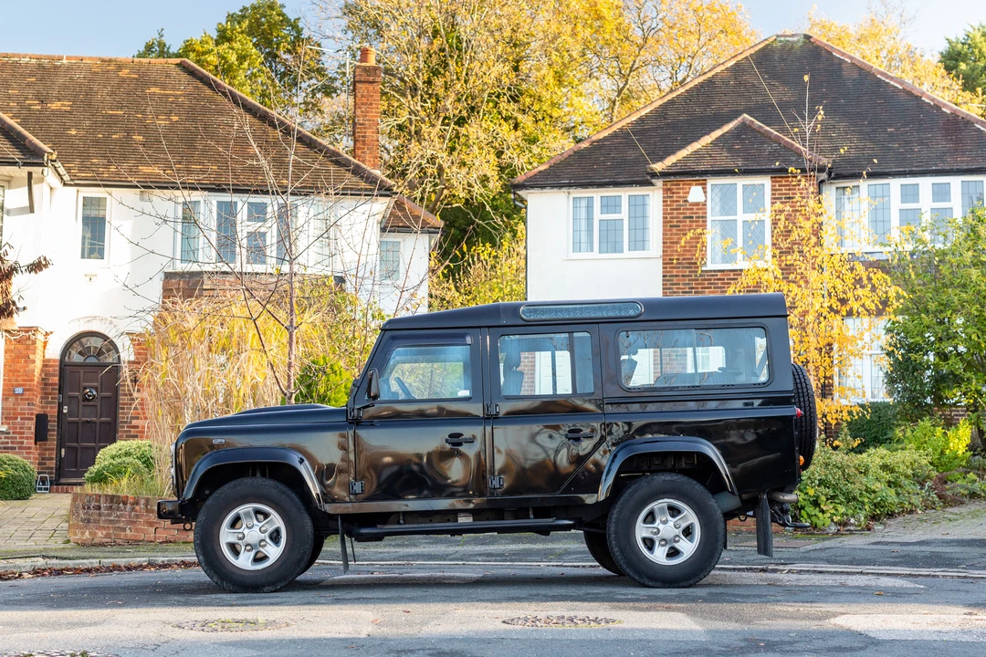 2010 Land Rover Defender 110 - Image 7 of 31