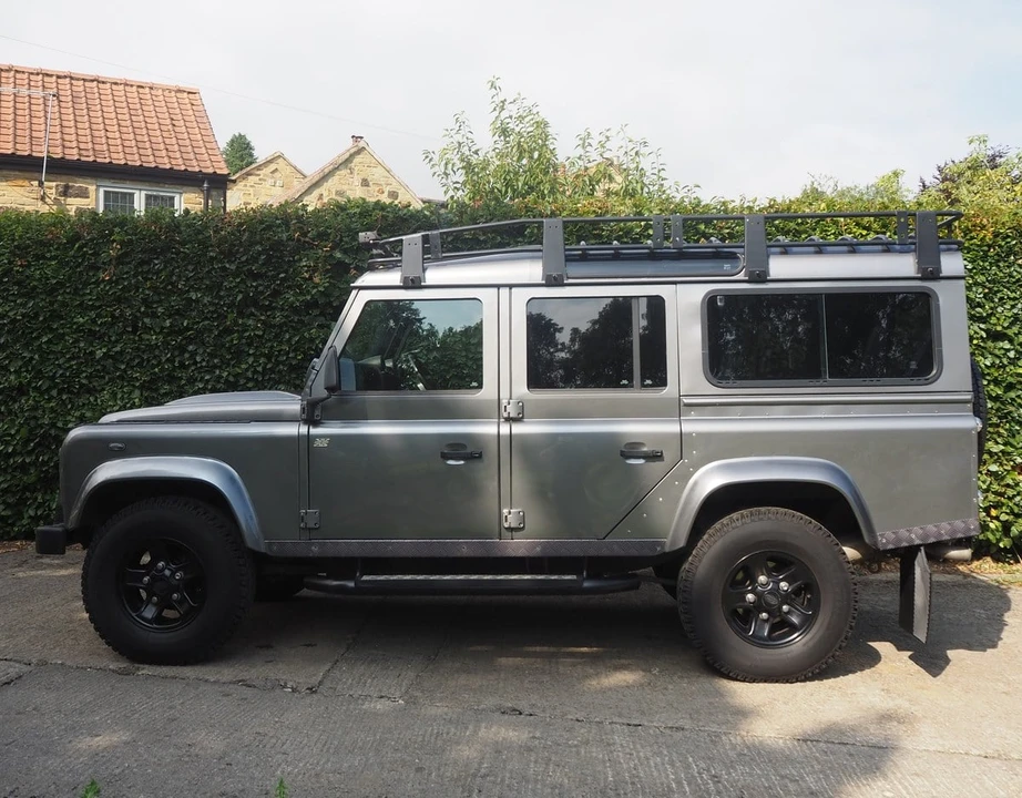 2010 Land Rover Defender 110 - Image 15 of 30