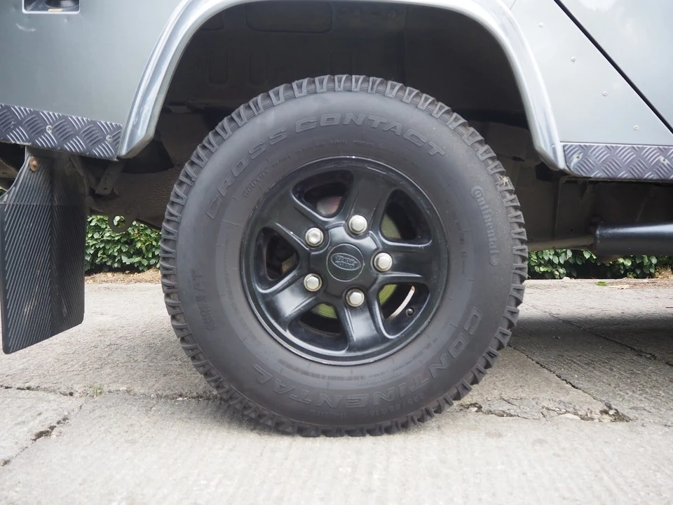 2010 Land Rover Defender 110 - Image 24 of 30
