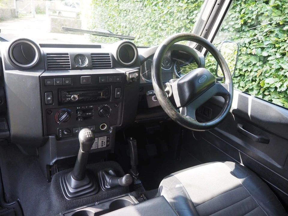 2010 Land Rover Defender 110 - Image 27 of 30