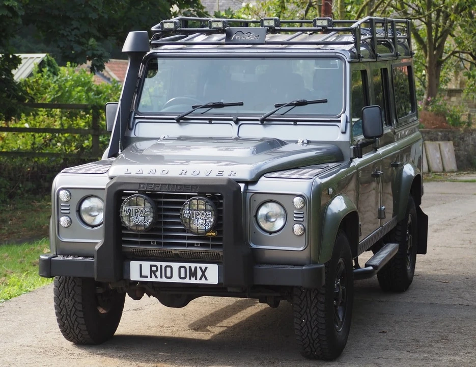 2010 Land Rover Defender 110 - Image 6 of 30