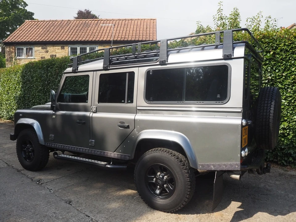2010 Land Rover Defender 110 - Image 14 of 30