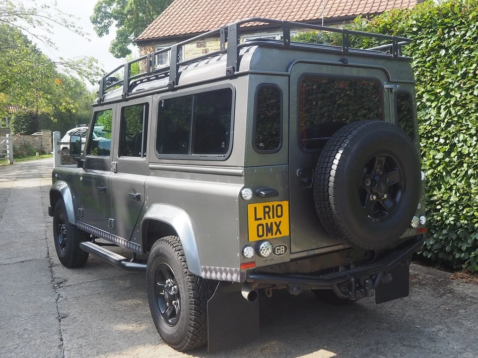 2010 Land Rover Defender 110 - Image 13 of 30