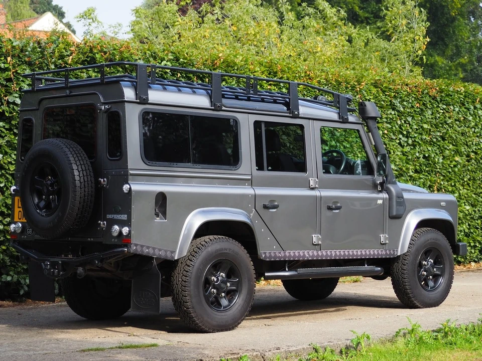 2010 Land Rover Defender 110 - Image 9 of 30
