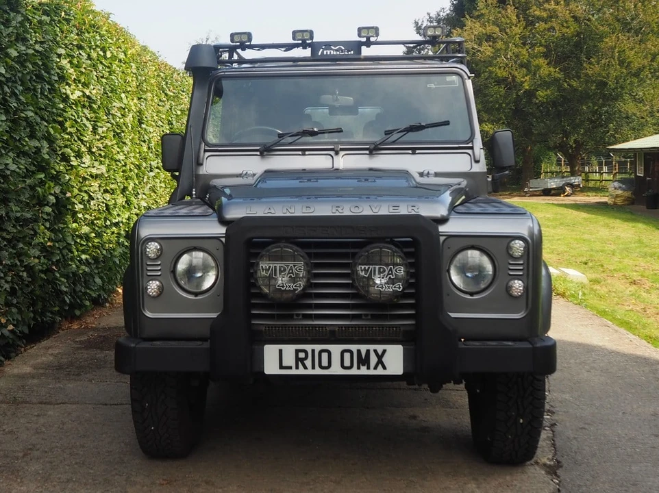 2010 Land Rover Defender 110 - Image 19 of 30