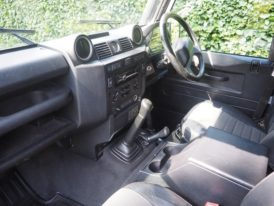 2010 Land Rover Defender 110 - Image 26 of 30
