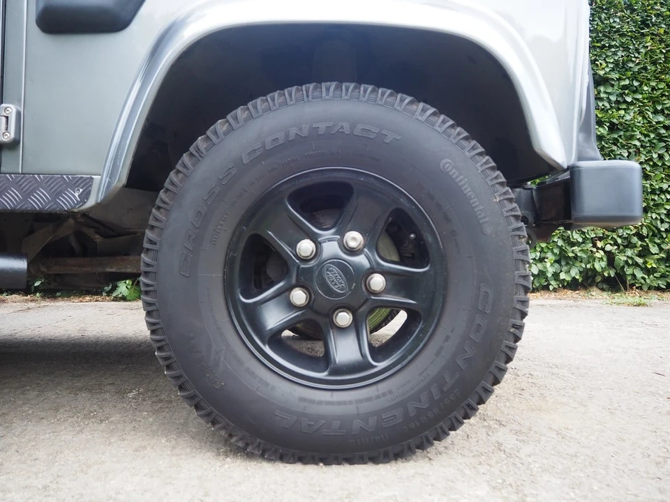 2010 Land Rover Defender 110 - Image 21 of 30