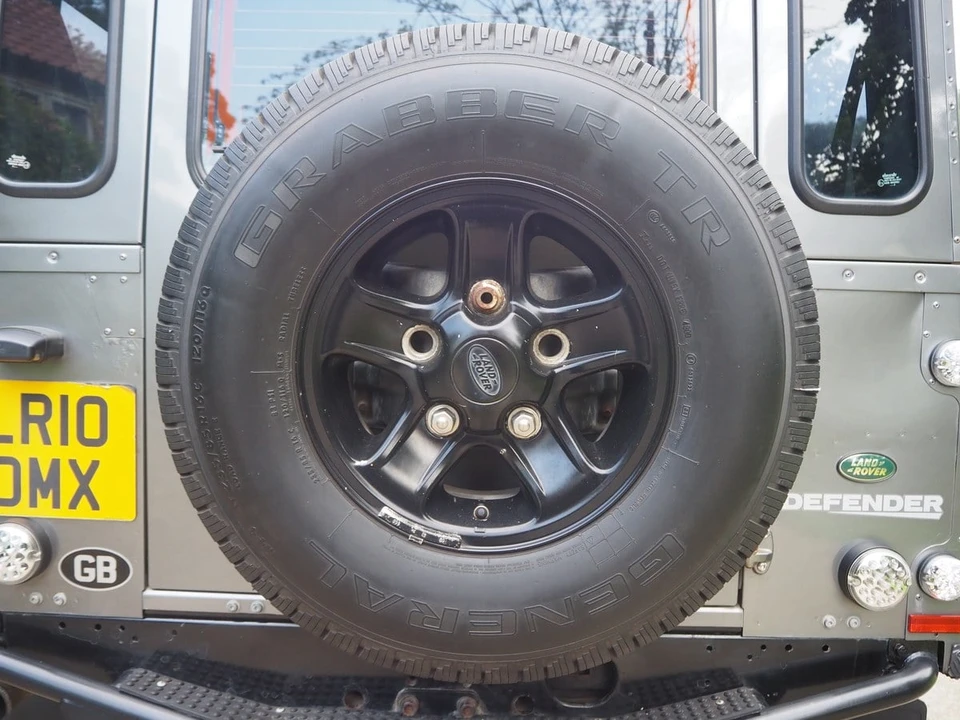 2010 Land Rover Defender 110 - Image 25 of 30