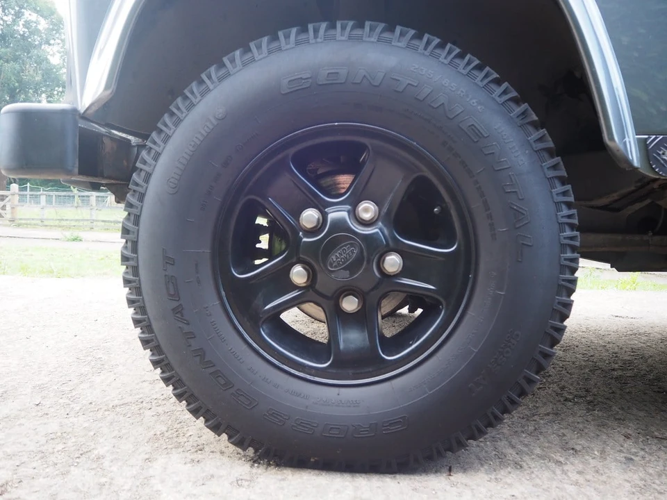 2010 Land Rover Defender 110 - Image 23 of 30
