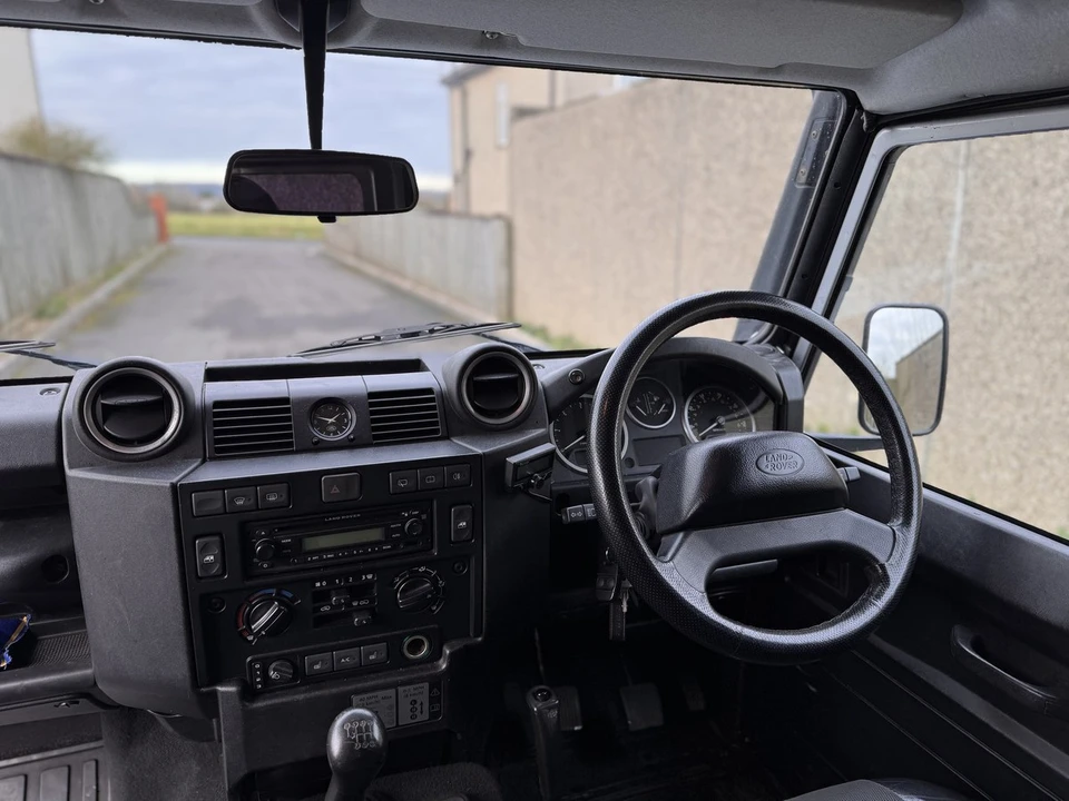 2010 Land Rover Defender 110 - Image 29 of 30