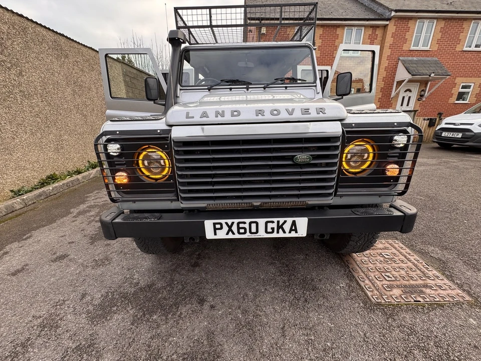 2010 Land Rover Defender 110 - Image 21 of 30