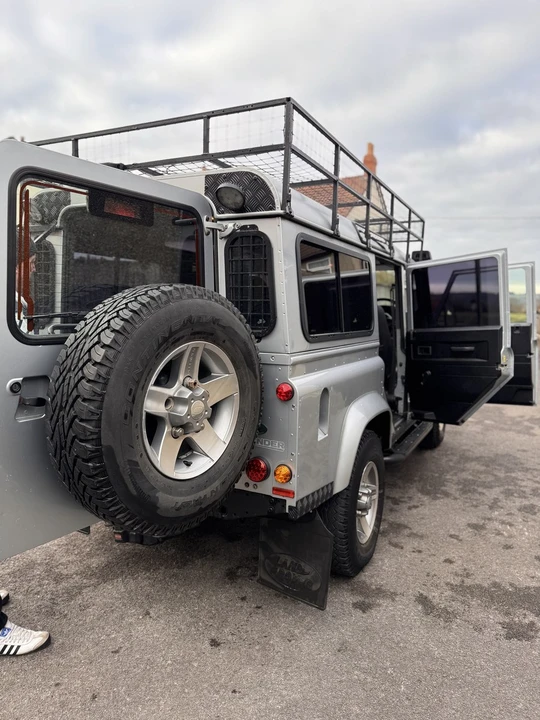 2010 Land Rover Defender 110 - Image 19 of 30