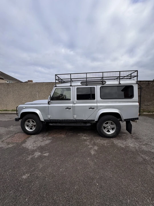 2010 Land Rover Defender 110 - Image 7 of 30