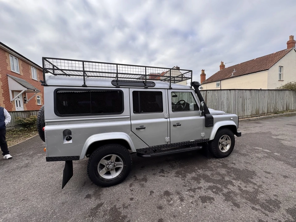 2010 Land Rover Defender 110 - Image 17 of 30