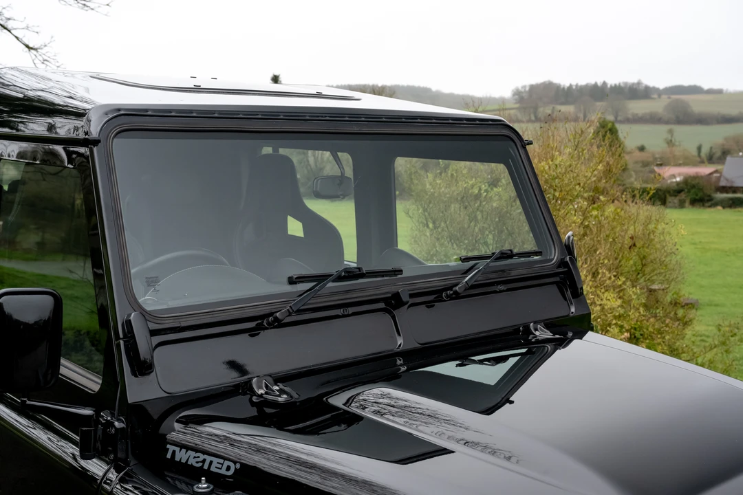 2010 Land Rover Defender 110 - Image 14 of 31