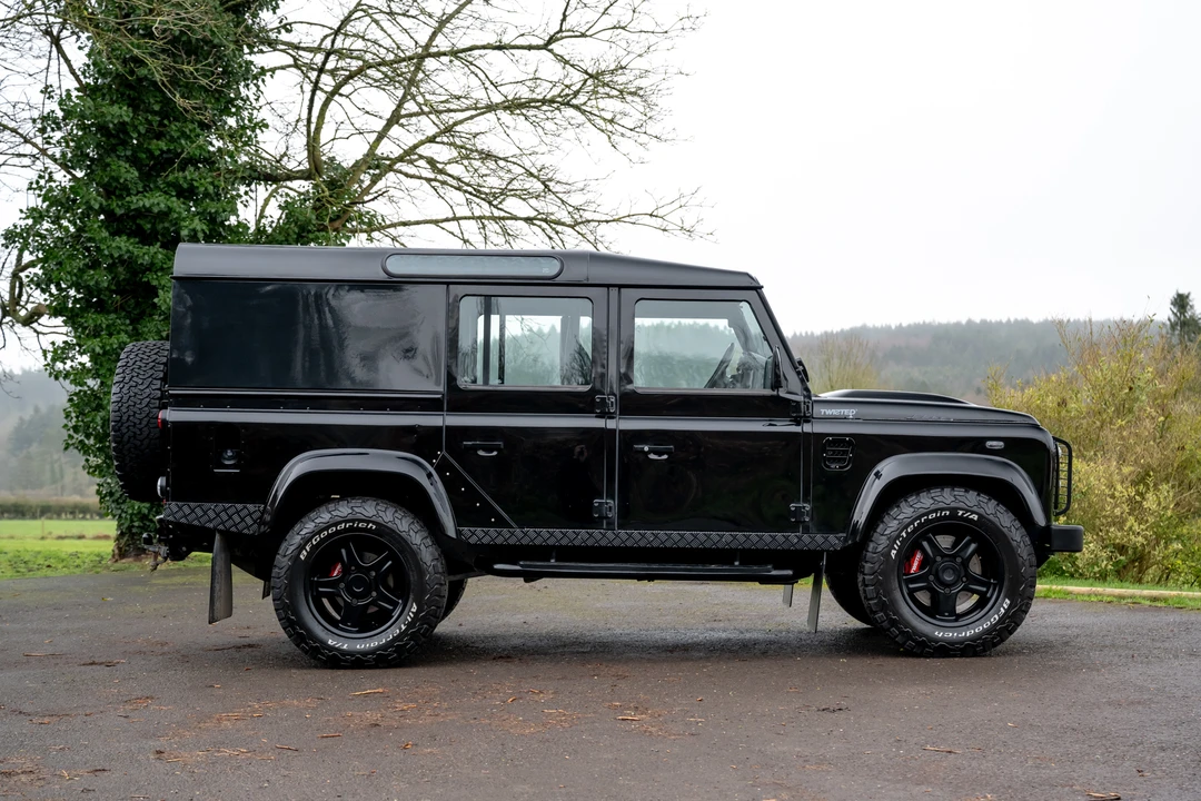 2010 Land Rover Defender 110 - Image 9 of 31
