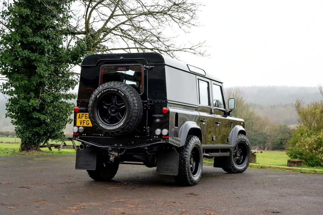 2010 Land Rover Defender 110 - Image 8 of 31