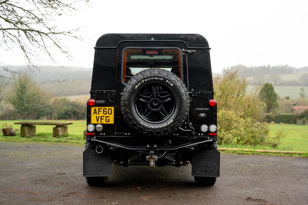 2010 Land Rover Defender 110 - Image 7 of 31