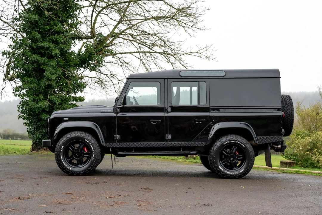 2010 Land Rover Defender 110 - Image 5 of 31