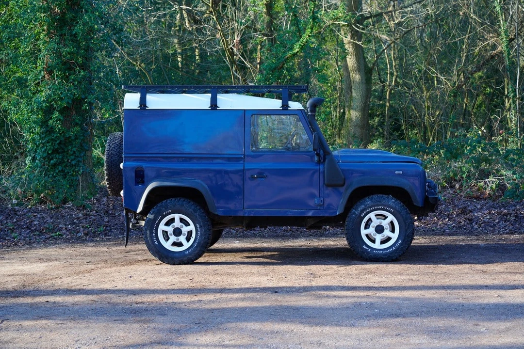 2010 Land Rover Defender 90 - Image 5 of 30