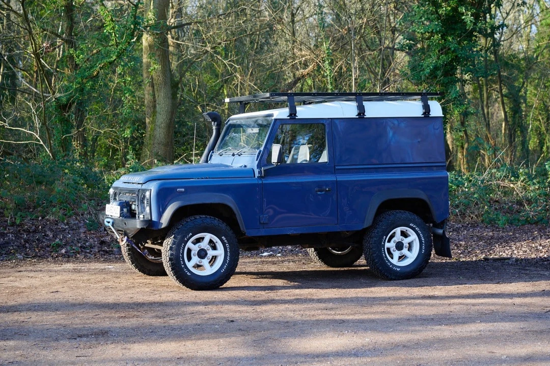 2010 Land Rover Defender 90 - Image 13 of 30