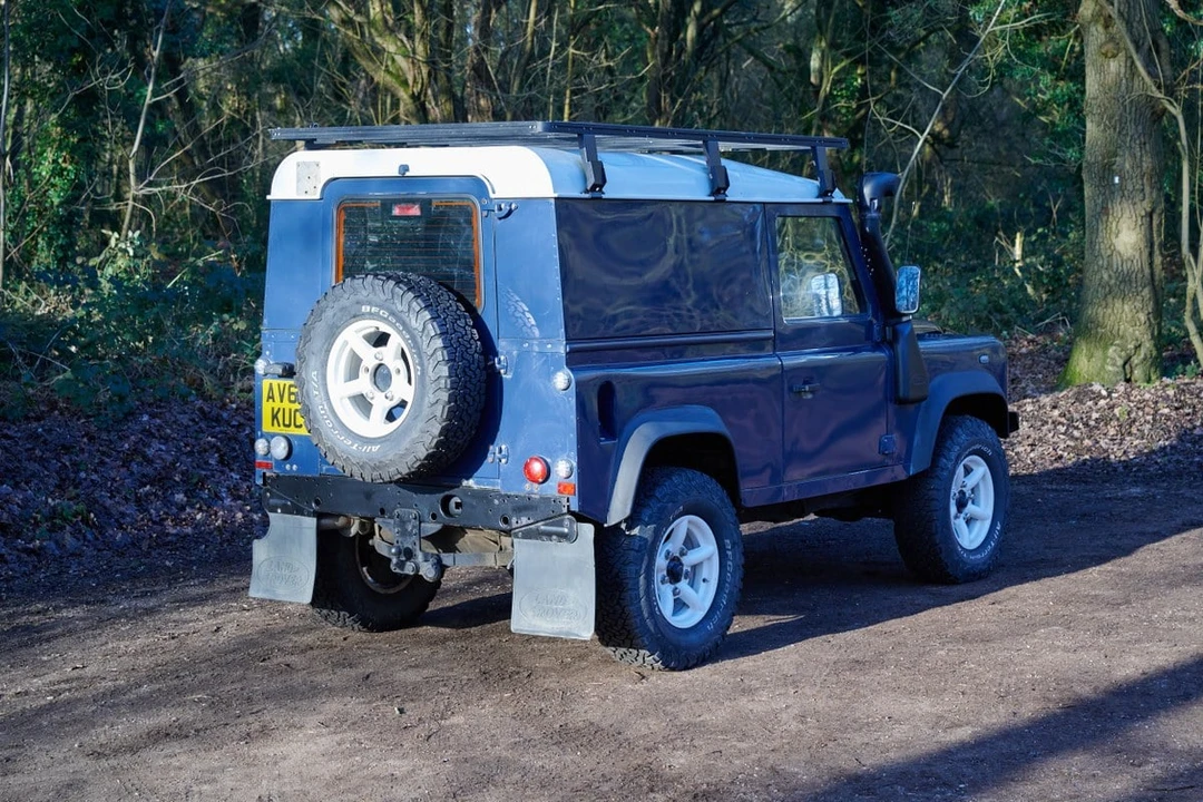 2010 Land Rover Defender 90 - Image 9 of 30