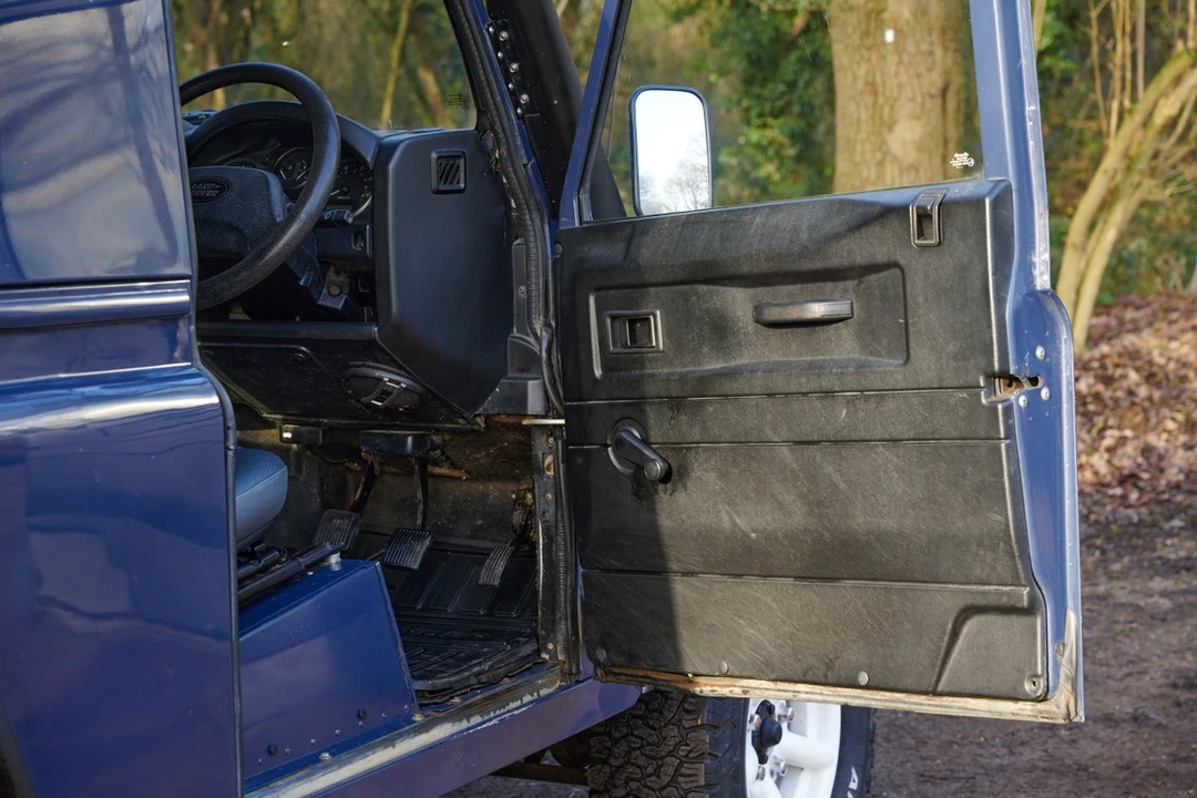 2010 Land Rover Defender 90 - Image 23 of 30