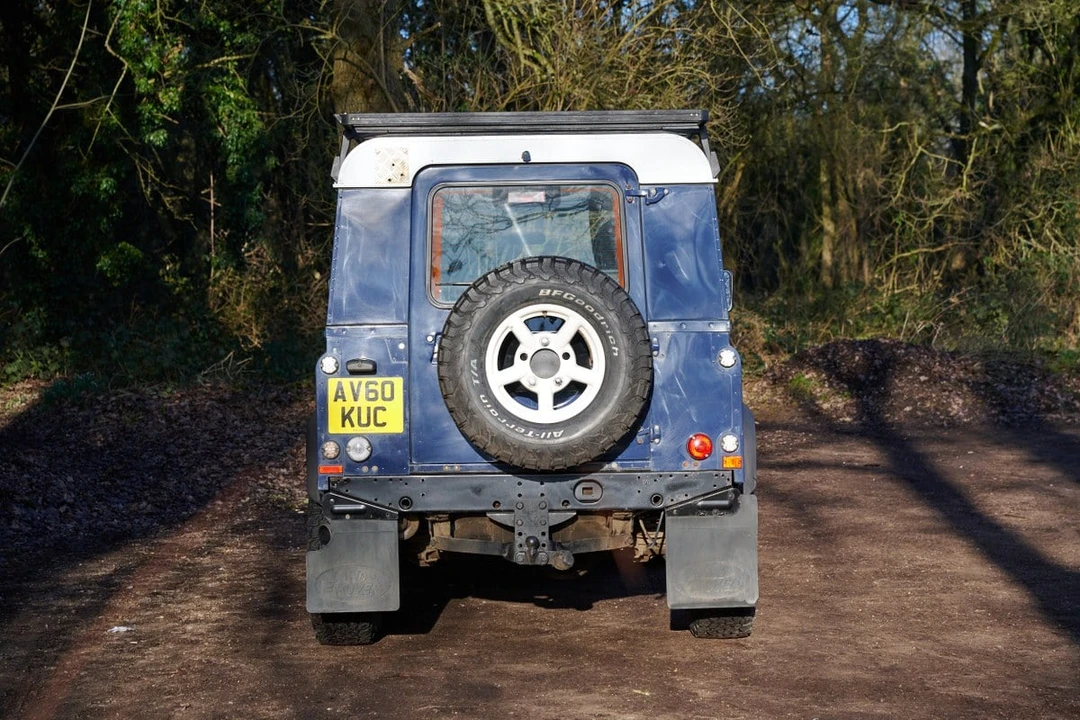 2010 Land Rover Defender 90 - Image 8 of 30